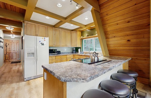 Welches Cabin | Dog-friendly, A-frame cabin with private hot tub - tranquil setting near skiing