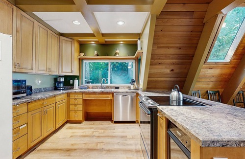 Welches Cabin | Dog-friendly, A-frame cabin with private hot tub - tranquil setting near skiing