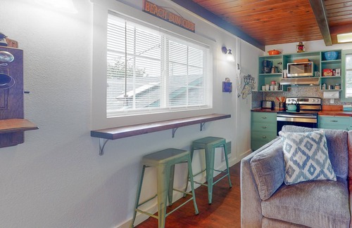 Winchester Bay Apartment | Dog-friendly ADU with a full kitchen & shared washer/dryer - near the water