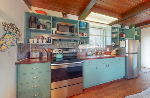 Winchester Bay Apartment | Dog-friendly ADU with a full kitchen & shared washer/dryer - near the water