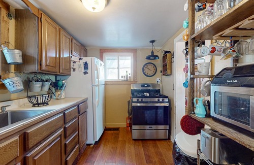 Fair Haven Cabin | Dog-friendly cabin on the water with a sunroom, firepit, & full kitchen