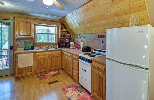 Wellington Cottage | Dog-Friendly Home Rental ~ 5 Mi to Cave Run Lake!