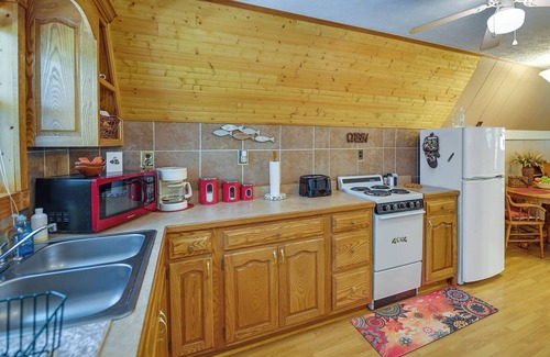 Wellington Cottage | Dog-Friendly Home Rental ~ 5 Mi to Cave Run Lake!