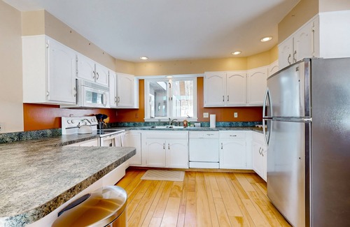 Montpelier House | Dog-friendly home with panoramic mountain views, grill, deck, & pool table