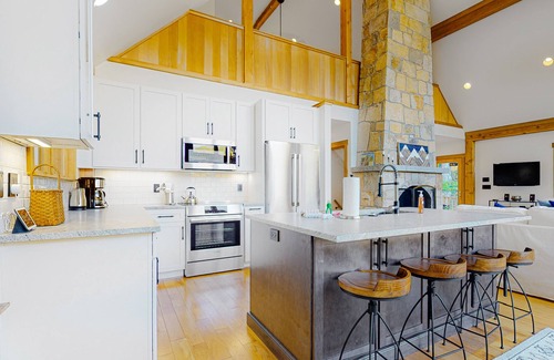 Jackson House | Dog-friendly home with Mt. Washington view, firepit, WiFi, & deck