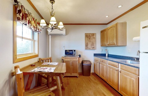 Murphysboro Cabin | Dog-friendly, lakefront cabin with porch, deck & firepit - near wineries, hiking