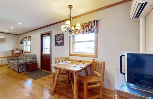 Murphysboro Cabin | Dog-friendly, lakefront cabin with porch, deck & firepit - near wineries, hiking