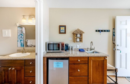 Depoe Bay Cabin | Dog-friendly ocean-view cabin with fireplace, kitchenette, deck, & beach access