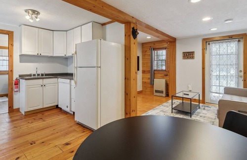 Campton Apartment | Dog Friendly! Simple And Cozy Apartment Just Mins To Loon Mountain And Waterville Valley 1 Bedroom Apts by Redawning