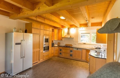 Crailsheim House | Dog-friendly vacation home with lake, 3000m² fenced park, panoramic sauna and fireplace