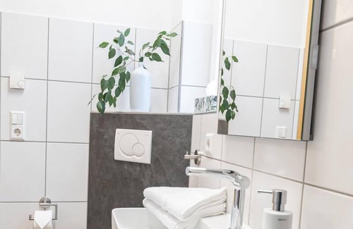 Crailsheim House | Dog-friendly vacation home with lake, 3000m² fenced park, panoramic sauna and fireplace