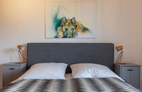 Crailsheim House | Dog-friendly vacation home with lake, 3000m² fenced park, panoramic sauna and fireplace