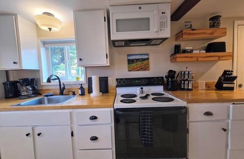 Westport House | Dog/Kid Friendly-Fenced Yard-Fire Pit-Walk to Beach-Private Setting-Wifi-Updated