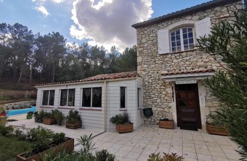 Fumel Bed & Breakfast | DOMAINE DES 3 CYPRÈS Chambre PIVOINE Chez Nath & Pat