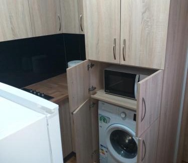 Grodzisk Mazowiecki Apartment | Domek - 2 Sypialnie, Kuchnia, Łazienka - 6 Osobowy N6 - FreezerHause Izdebno- NoclegiGrodziskPL 792-535-535