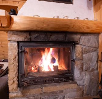 Łopuszna Ski Chalet | Domek z duszą i kominkiem w sercu Gorców w Łopusznej , przyjmujemy psy bezpłatnie,duży ogrodzony ogród