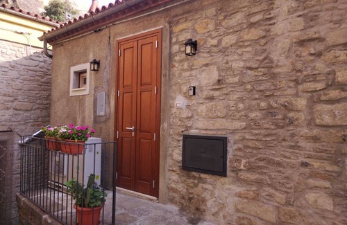 Castelmezzano Apartment | Domus Al.Me - Apartment in the mountains