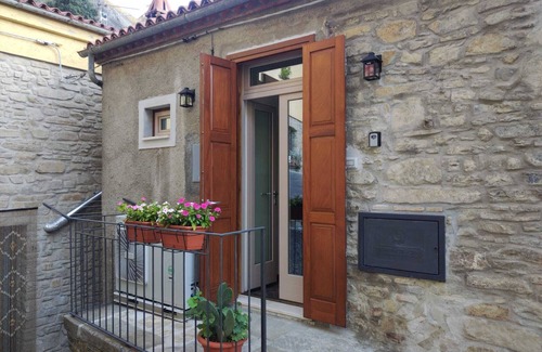 Castelmezzano Apartment | Domus Al.Me - Apartment in the mountains
