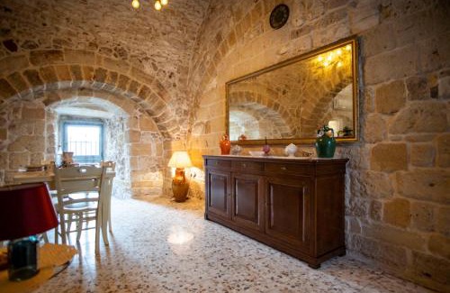 Carovigno House | DOMUS CESARE - dimora storica totalmente in pietra nel cuore del centro storico con cabina doccia pietra in camera e zona relax esterna-historic residence entirely made of stone in the heart of the historic center with stone shower cabin in the room