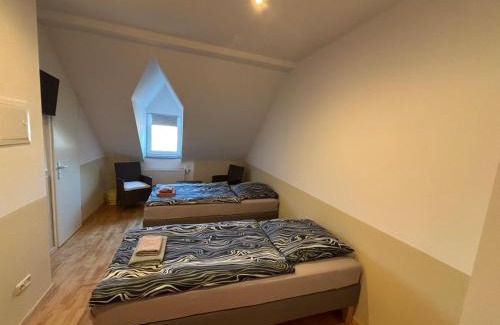 Meine House | Doppelzimmer-Bad-Kühlschrank TV-18