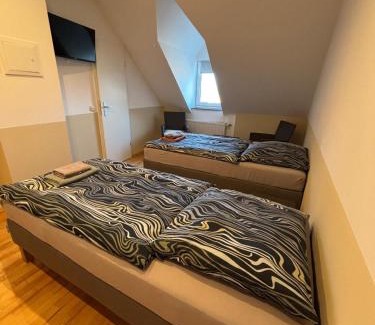 Meine House | Doppelzimmer-Bad-Kühlschrank TV-18