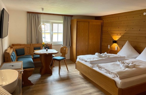 Schattwald Apartment | Doppelzimmer - Gästehaus Holl