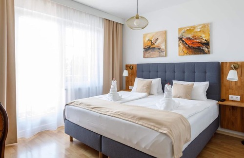 Morbisch am See Cottage | Doppelzimmer mit Boxspringbett - Pension Laubenhof