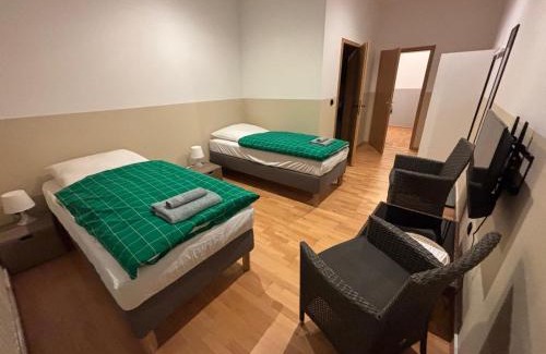 Meine House | Doppelzimmer-TV-Bad- Kühlschrank-8