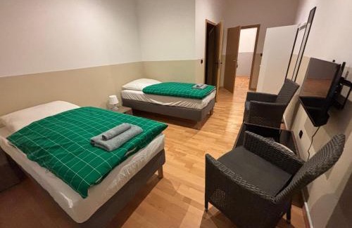 Meine House | Doppelzimmer-TV-Bad- Kühlschrank-8