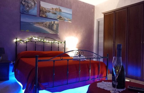 Jonadi Bed & Breakfast | Double Room in private villa with garden and terrace near Tropea