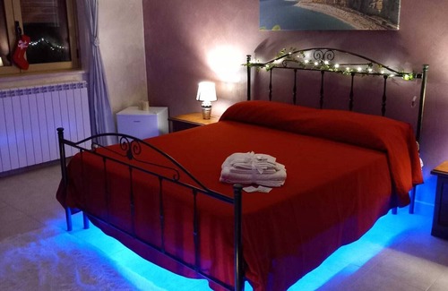 Jonadi Bed & Breakfast | Double Room in private villa with garden and terrace near Tropea