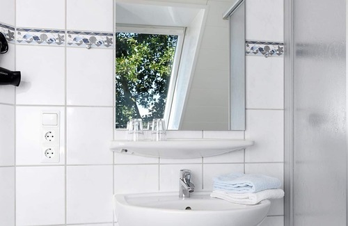 Neuharlingersiel Cottage | Double room with balcony or terrace - double room in the Hotel-Pension Marlies