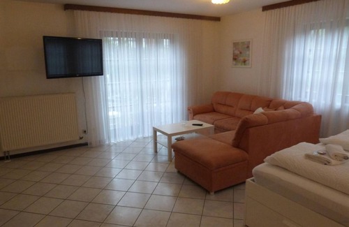 Mehring Bed & Breakfast | Double room with shower and toilet - Winzergasthof "Zum Kellerstübchen"