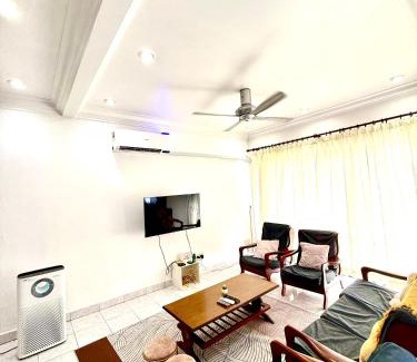 Taman Kota Laksamana House | Double Storey 4 room - Walk to Jonker Street #9pax