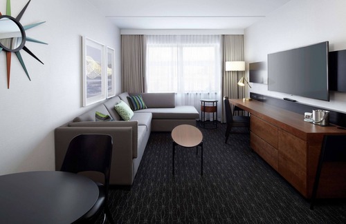 Dorval Hotel | DoubleTree by Hilton Montreal Airport