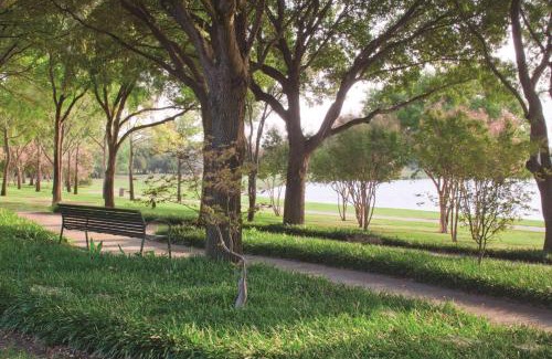 Farmers Branch Hotel | DoubleTree by Hilton Dallas-Farmers Branch