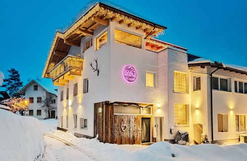 Medraz Apartment | Doug's funky ski/summer apmt w Poker, Bouldering etc