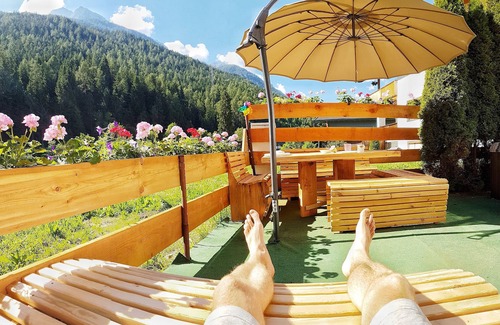 Medraz Apartment | Doug's funky ski/summer apmt w Poker, Bouldering etc