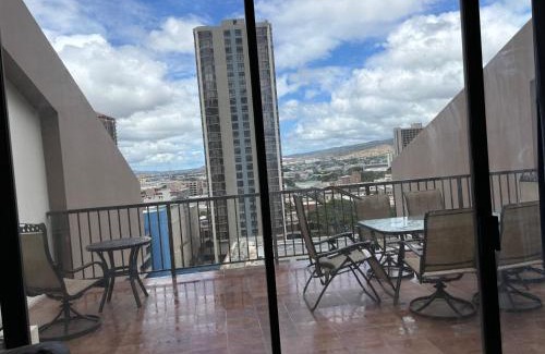 Downtown Honolulu Apartment | Downtown 2BR Huge Patio Free parking WiFi
