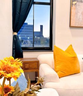 Downtown Apartment | Downtown 4B2B Apt, Walk to PPAC & Convention Center