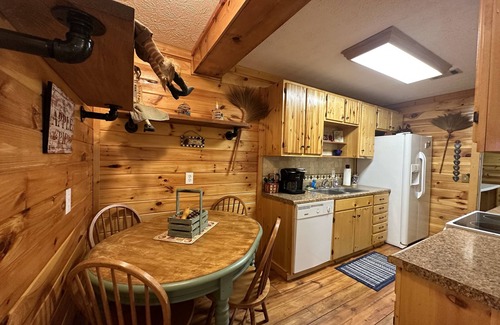 Helen Cottage | Downtown by Chattahoochee River, sit on front porch as horse and buggy stroll by