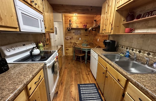 Helen Cottage | Downtown by Chattahoochee River, sit on front porch as horse and buggy stroll by