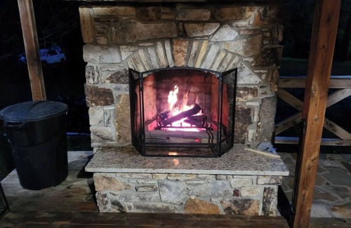 Mammoth Spring Cabin | Downtown Cypress & Rock Cabin