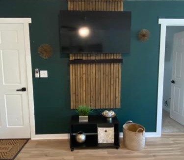 Casper Apartment | Downtown Forest Retreat