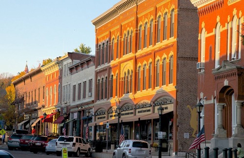 Lee Apartment | Downtown Gateway to the Berkshires. Walk to Everything.