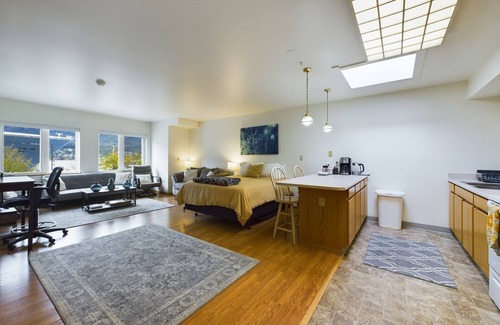 Downtown Juneau Apartment | Downtown Juneau Gem: 1BR Apt with Stunning Views!