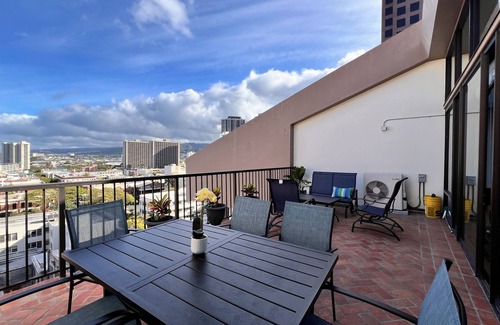 Downtown Honolulu Apartment | Downtown Luxury Penthouse, Free Parking, Washer/Dryer