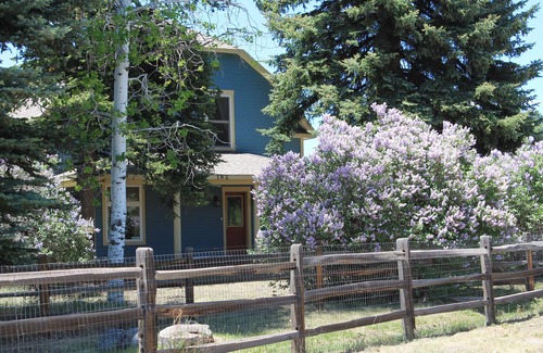 Chama House | Downtown Main St. Views of the Cumbres pass. Walk to the train, shops & dining.