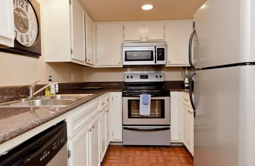 Waller Creek District Condo | Downtown Poolside 2 Bedroom