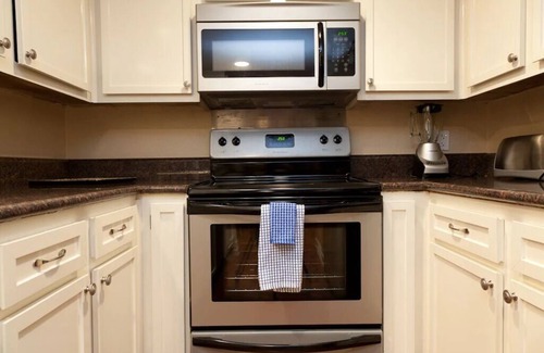 Waller Creek District Condo | Downtown Poolside 2 Bedroom